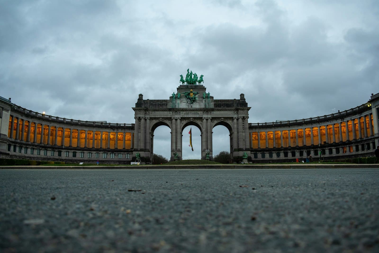 L'Arc du Cinquantenaire à Bruxelles, illuminé en fin de journée.